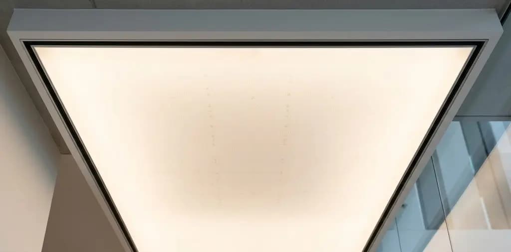 Valguslaed lähivaade — ühtlane taustvalgustus ilma varjudeta