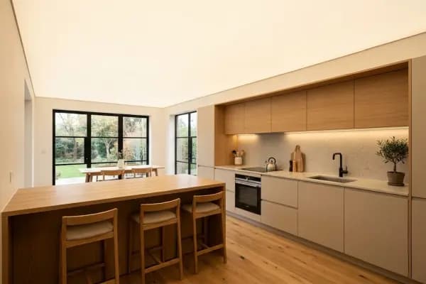 Valguslaed köögis — ühtlane taustvalgustus