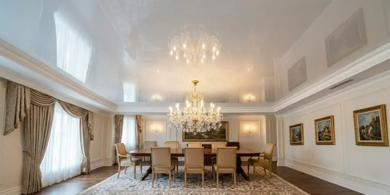 Läikiv pinglagi lähivaade — peegelpind