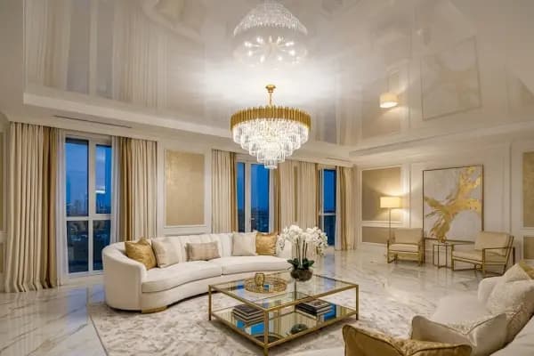 Läikiv pinglagi elutoas — ruumi suurendav efekt