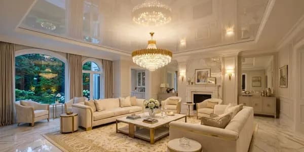 Läikiv pinglagi — premiaalne peegelpind elutoas