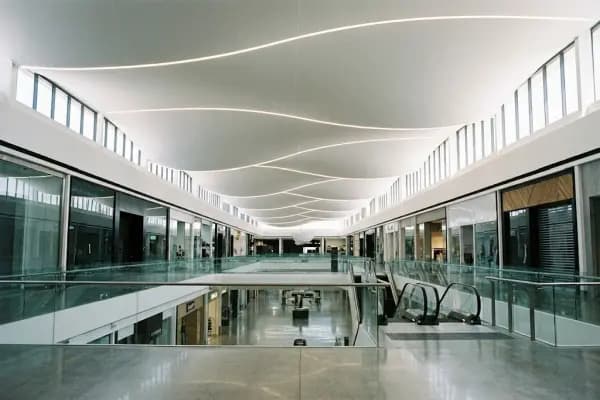 Kõrgtöödega paigaldatud pinglagi kaubanduskeskuses