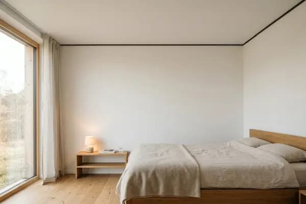 Varjuprofiil magamistoas — lage ja sein eraldatud elegantse ribaga