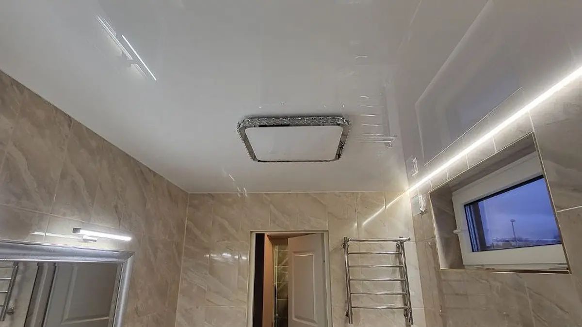 Parduv lagi duširuumis — seinavalgustus ja keraamiline kinnitus