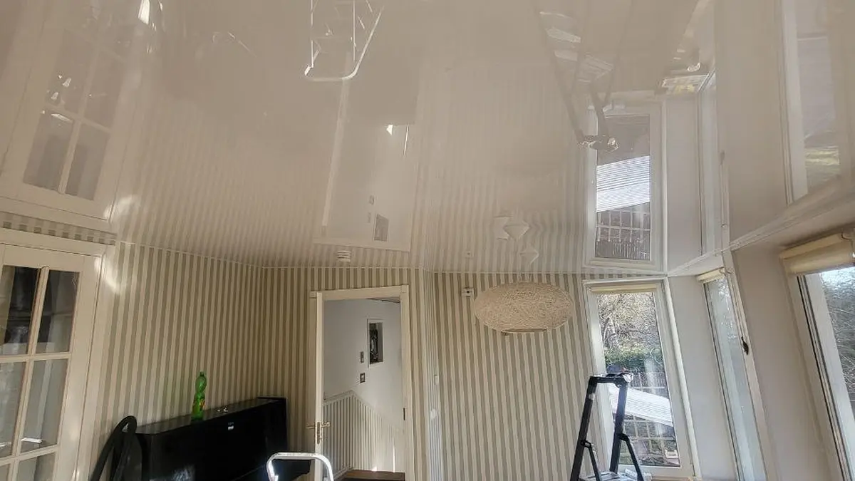 Läikiv natüürlagi — paigaldusprotsess