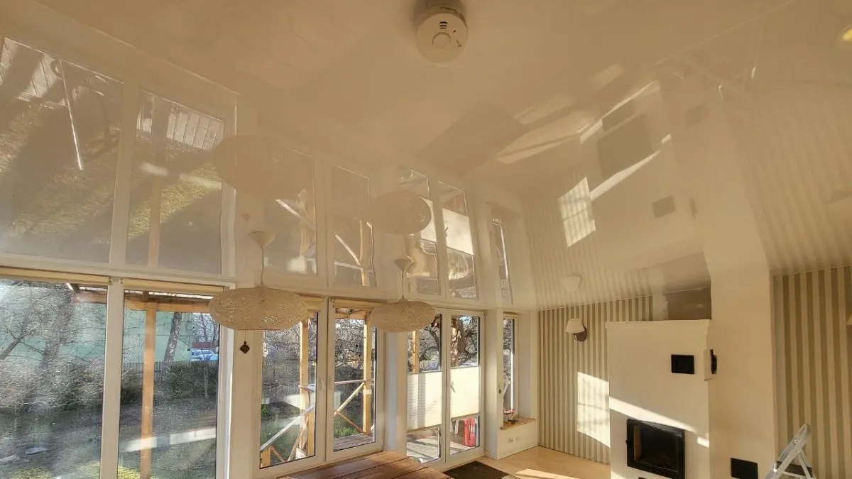 Läikiv natüürlagi koos süvistatud valgustusega