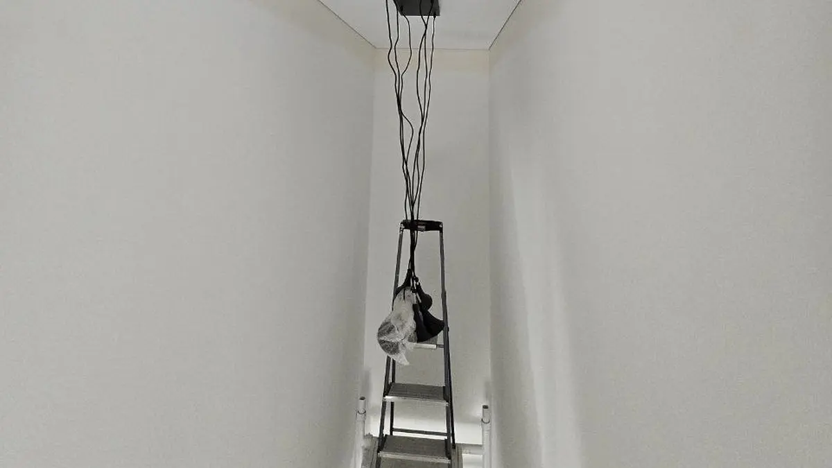 Kõrgtööd — varjuprofiili paigaldus suures ruumis