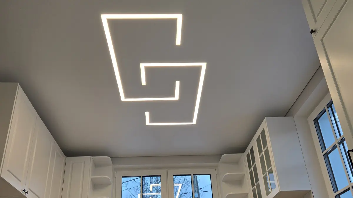 Erilised valgusjooned ja varjuprofiil köögis