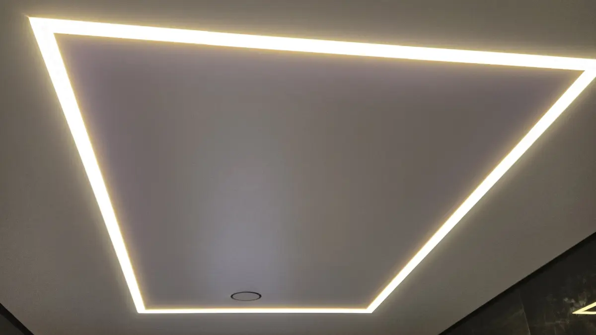 Valgusjoonte ruutkujuline kompositsioon ja varjuprofiil vannitoas