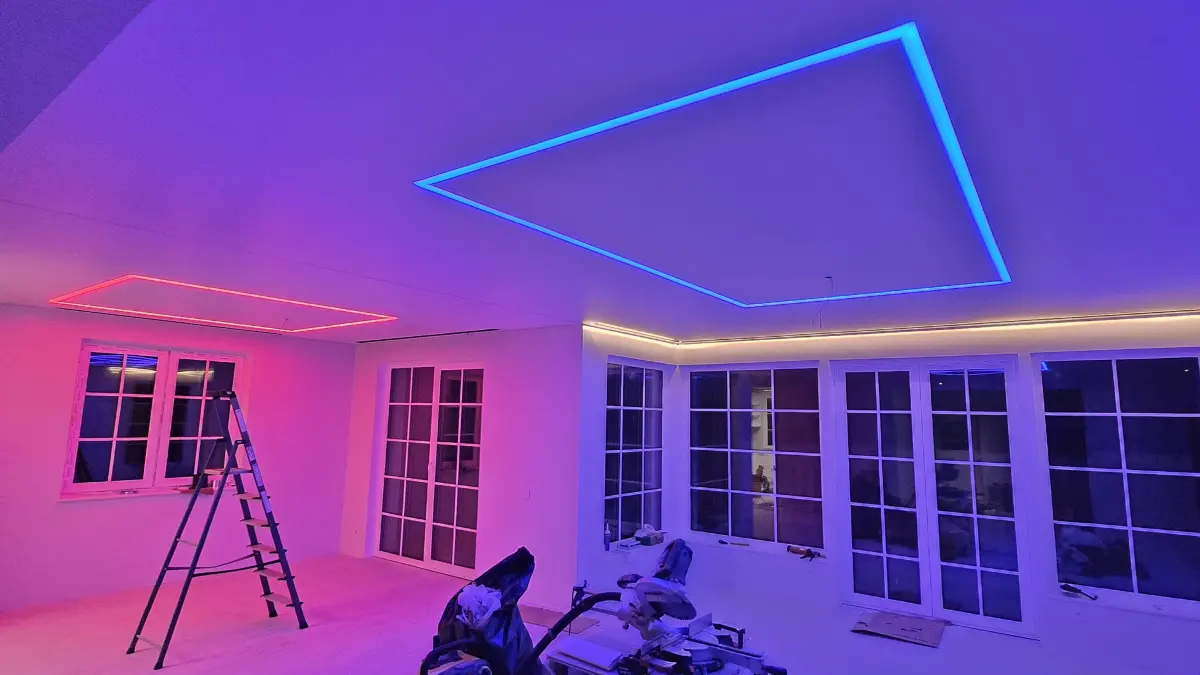 Mitmevärvilised valgusjooned natürlaes