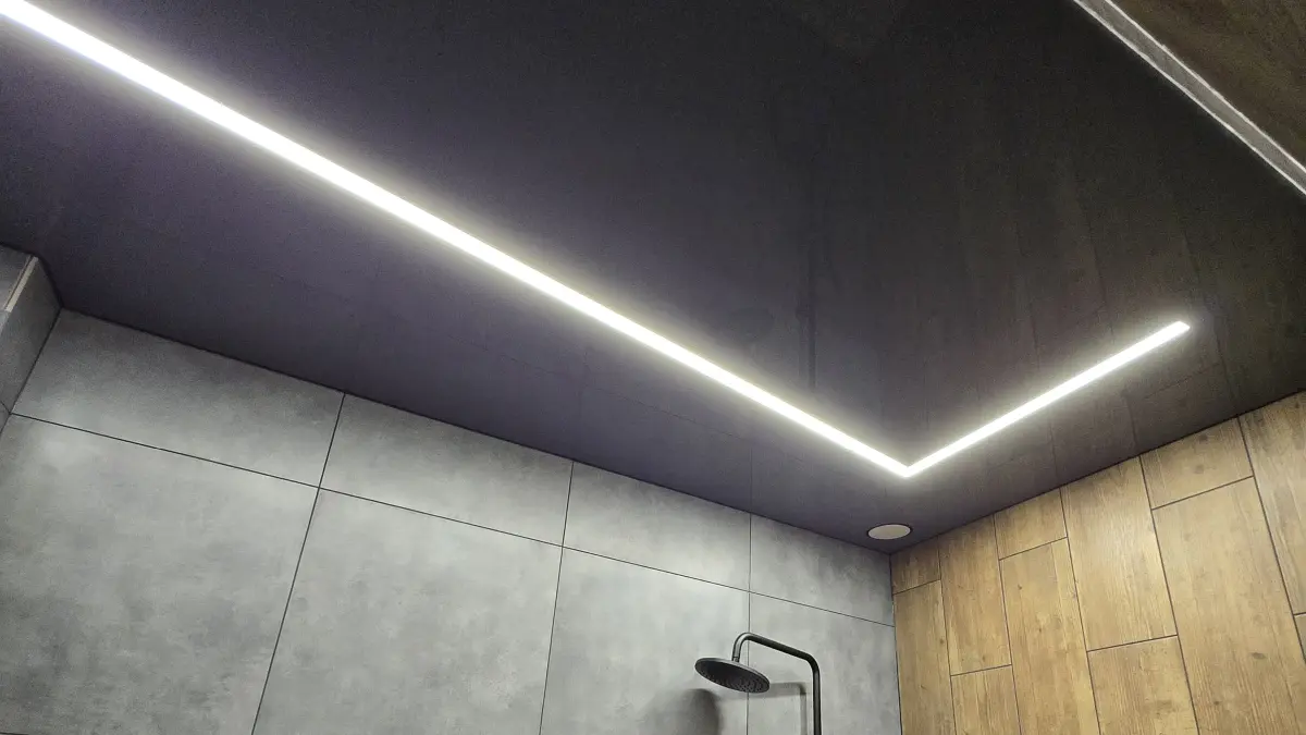 Valgusjooned ja läikiv lagi duširuumis