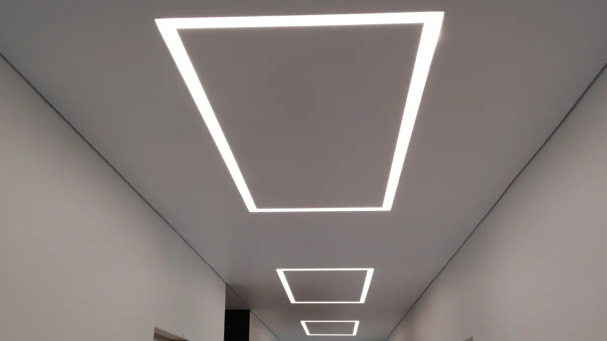 Valgusjooned ja varjuprofiil elutoas