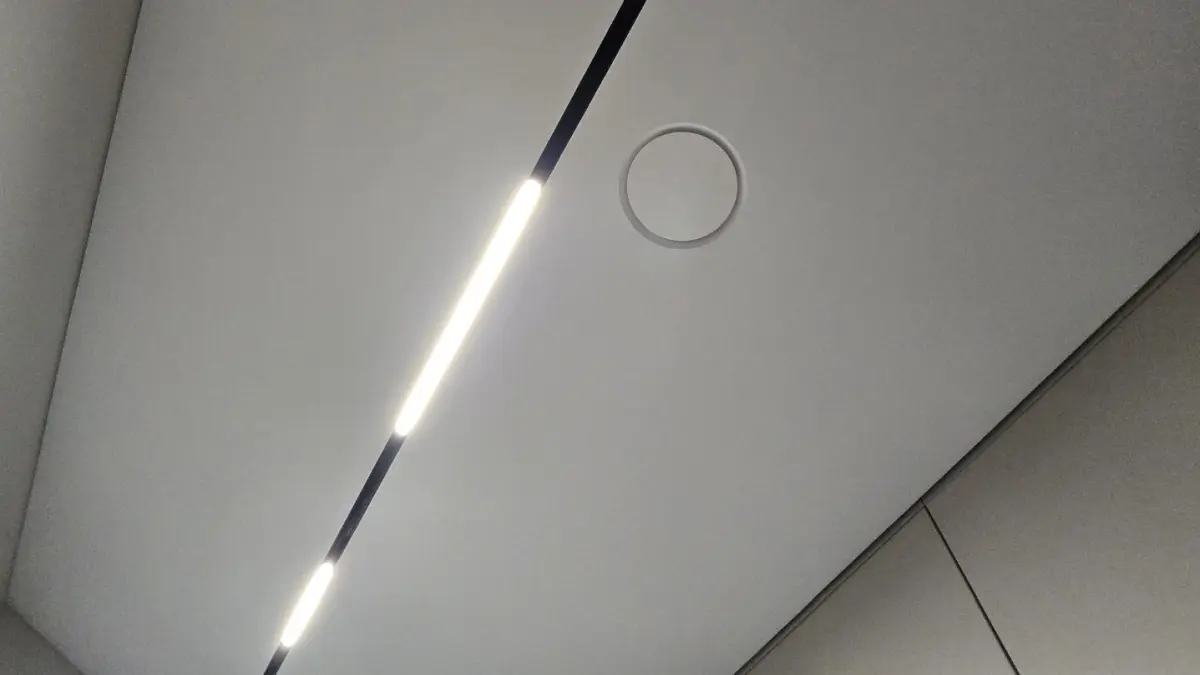 Rööbasüsteem koos lisavalgustite integreerimisega